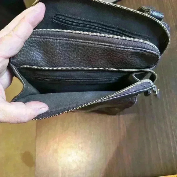 Relic Brown Cross Body Purse. Lots of Pockets. Adjustable Strap. - Picture 5 of 9